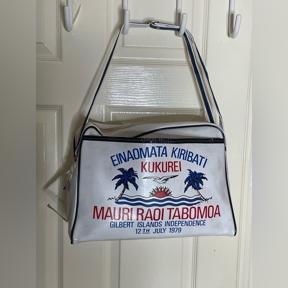 VTG & Rare Gilbert Islands Travel Bag ￼ Independence Day, 1979 Vinyl Medium‌‌‍‍‍ - Picture 8 of 12